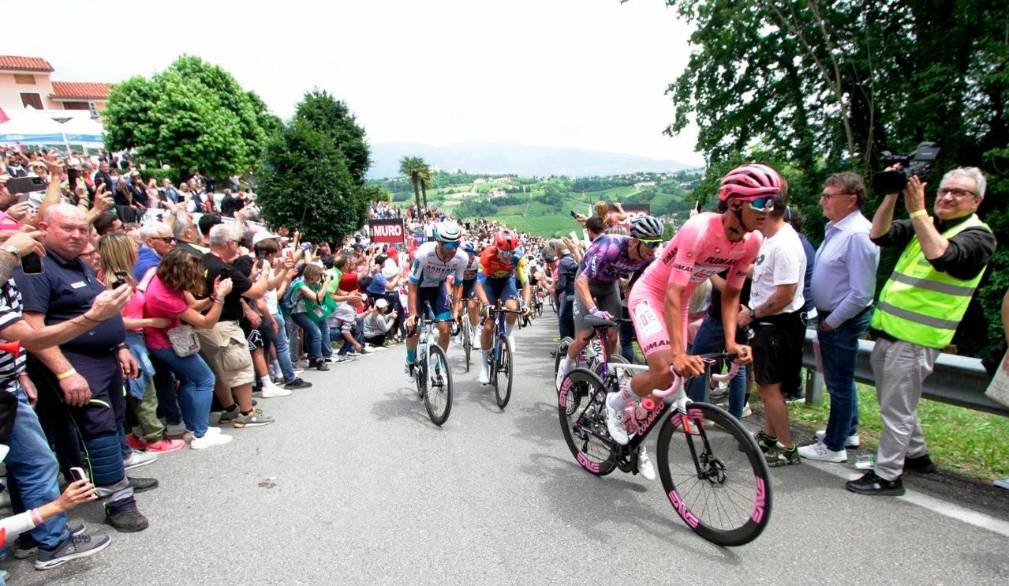Giovedì 28, la corsa rosa torna sulla salita simbolo delle Colline del Prosecco: ventimila appassionati lungo il chilometro di ascesa tra i vigneti