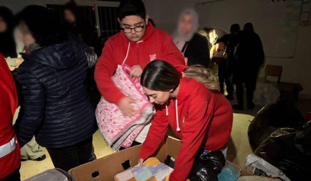 Volontari di Caritas Libano allestiscono rifugi per persone in fuga dai bombardamenti