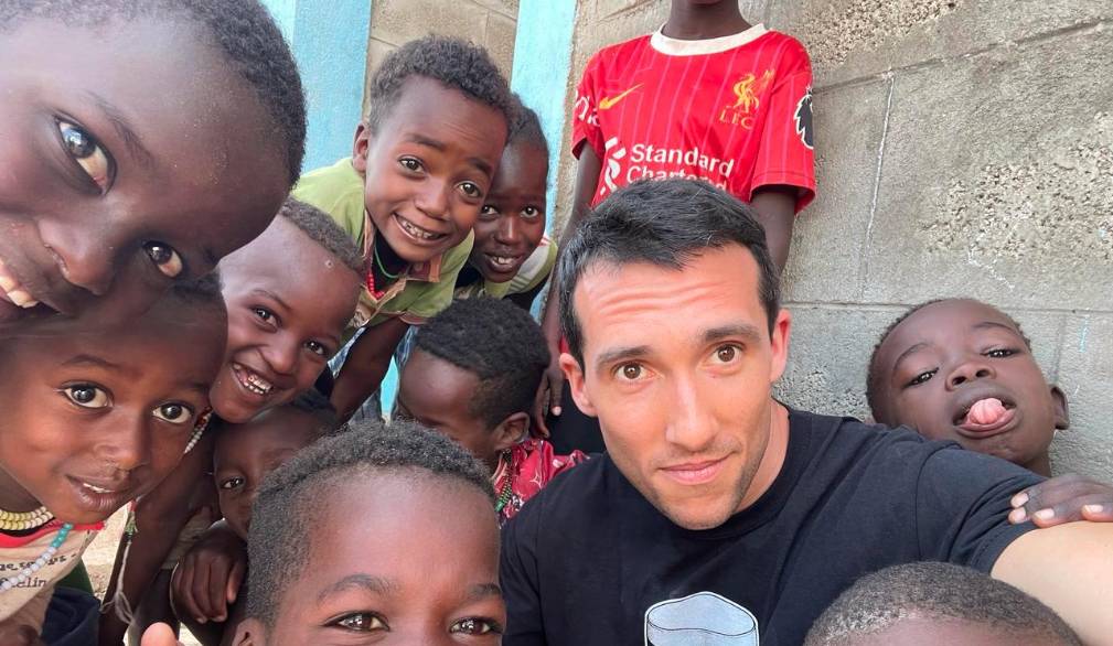 Il prof. Cianci insieme agli alunni nel villaggio etiope