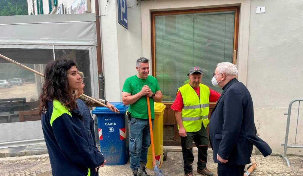 Nelle foto concesse dalla diocesi di Faenza-Modigliana alcuni incontri del vescovo Mario Toso con i volontari che ancora stanno spalando e della Caritas