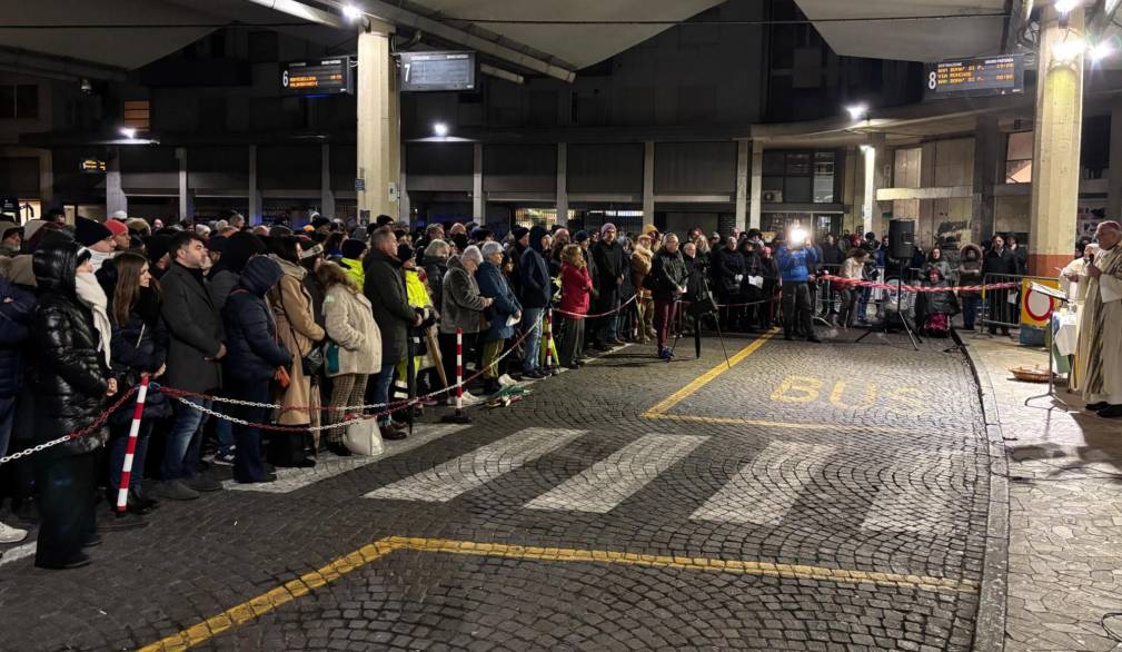 Natale, la messa del Vescovo alla stazione delle corriere: “È nelle nostre città che oggi si ripete il viaggio da Nazaret a Betlemme”