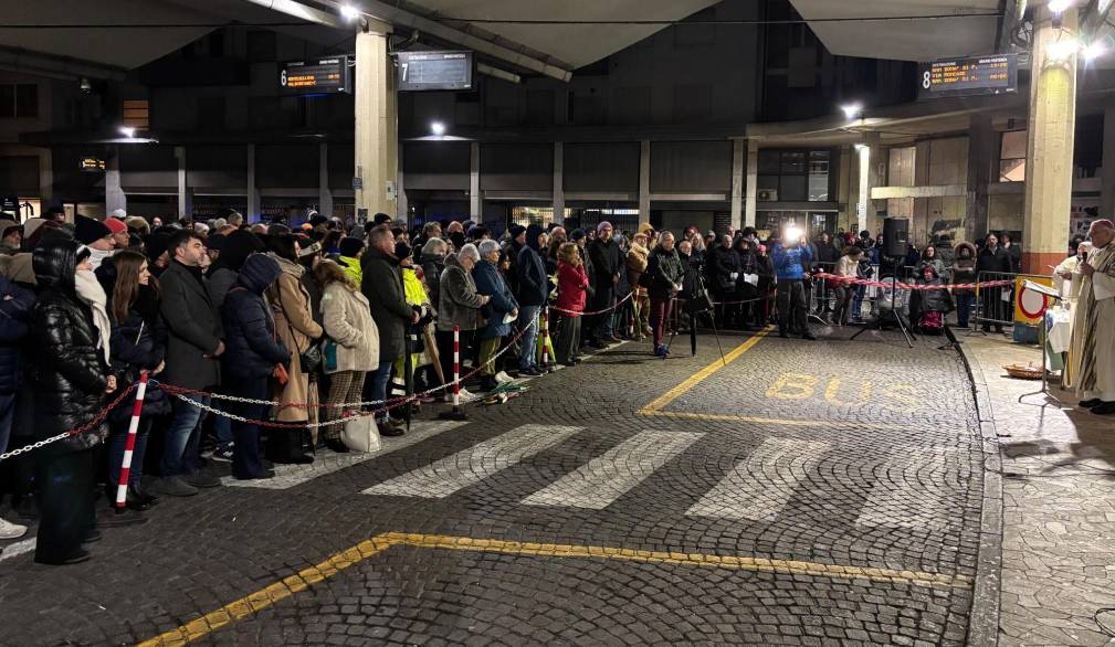 Natale, la messa del Vescovo alla stazione delle corriere: “È nelle nostre città che oggi si ripete il viaggio da Nazaret a Betlemme”