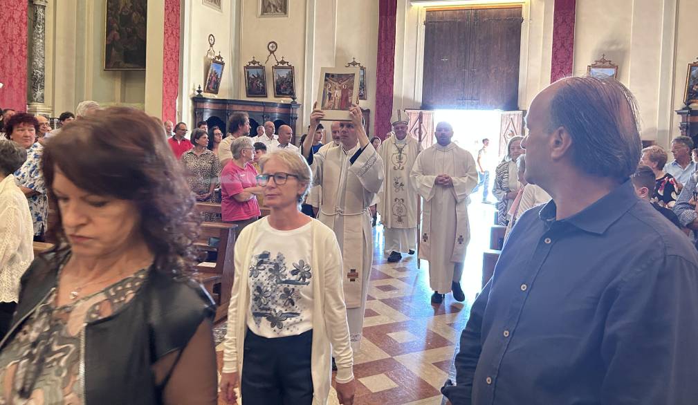 Festività del Divin Crocifisso: il vescovo incontra sposi e sordi