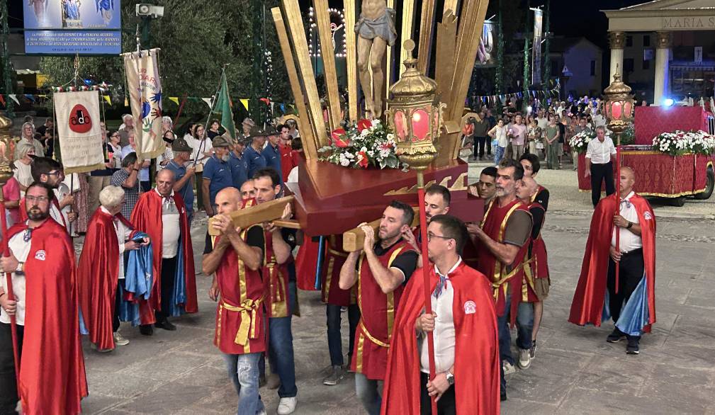 Dalla croce, concordia e misericordia: a San Zenone il via alle feste del Divin Crocifisso