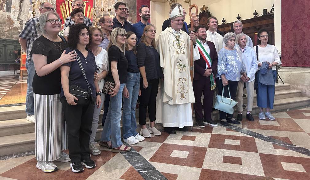 Festività del Divin Crocifisso: il vescovo incontra sposi e sordi