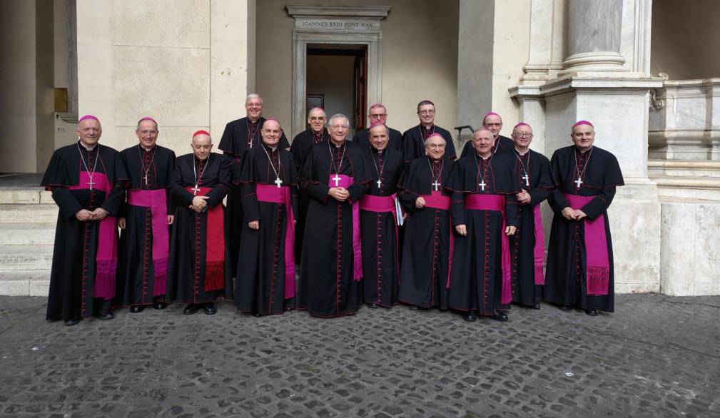 Foto di gruppo nel cortile di San Damaso, dopo l’udienza con il Papa