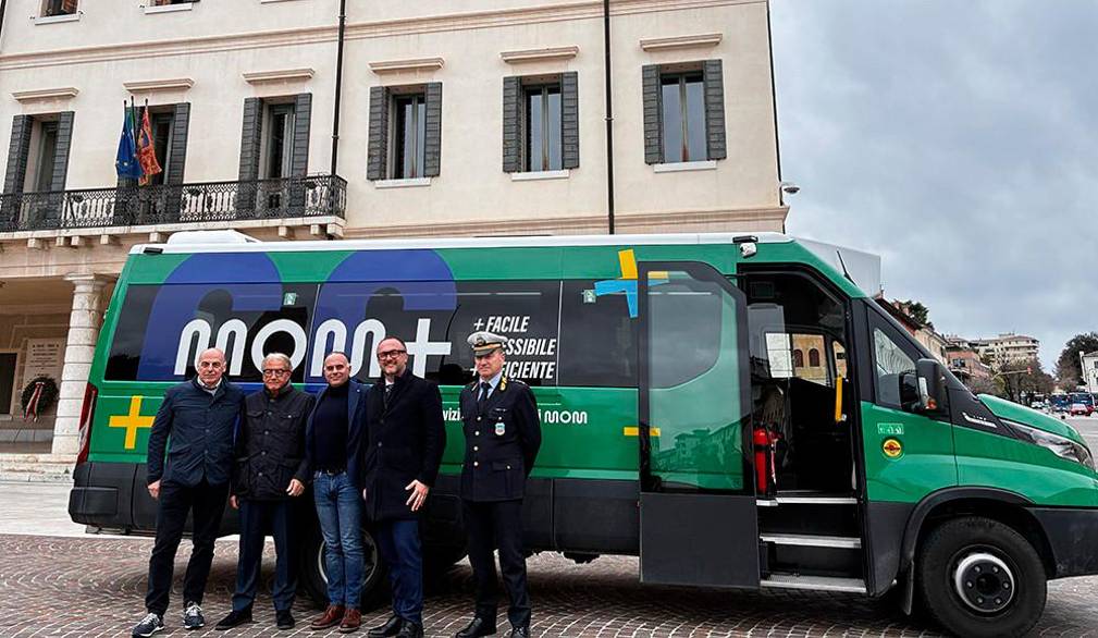 Presentazione ufficiale del nuovo servizio di autobus a chiamata, frutto di un accordo tra Comune e Mom
