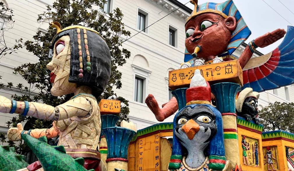 Carnevale: migliaia di figuranti e 17 carri allegorici per il Martedì Grasso