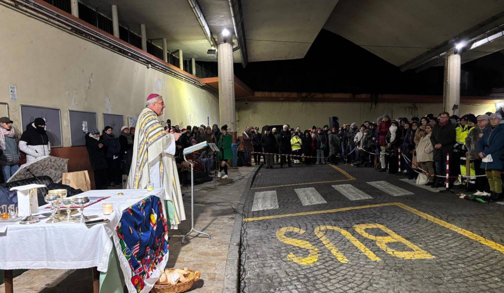 Natale, la messa del Vescovo alla stazione delle corriere: “È nelle nostre città che oggi si ripete il viaggio da Nazaret a Betlemme”