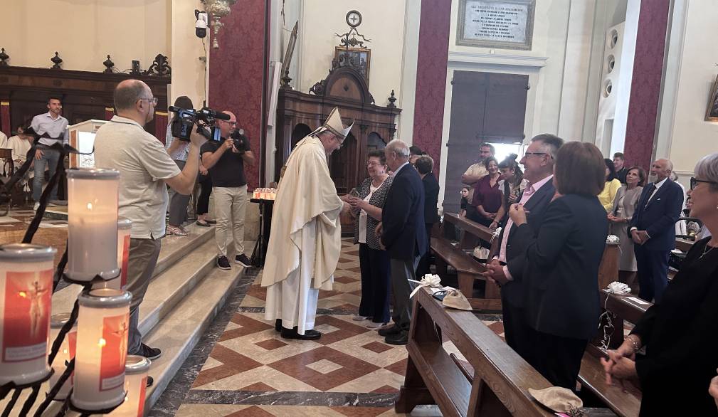 Festività del Divin Crocifisso: il vescovo incontra sposi e sordi