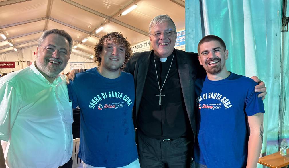 Uno scatto dell’anno scorso dei due giovani con don Federico e il vescovo Michele