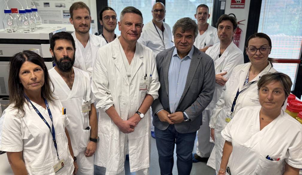 Al centro il dg dell’Ulss 3 Massimo Zuin e il direttore del Laboratorio di tossicologia clinica e forense Giampietro Frison con parte della sua équipe