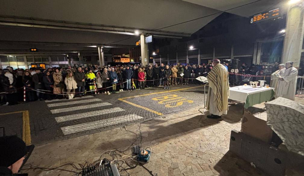 Natale, la messa del Vescovo alla stazione delle corriere: “È nelle nostre città che oggi si ripete il viaggio da Nazaret a Betlemme”
