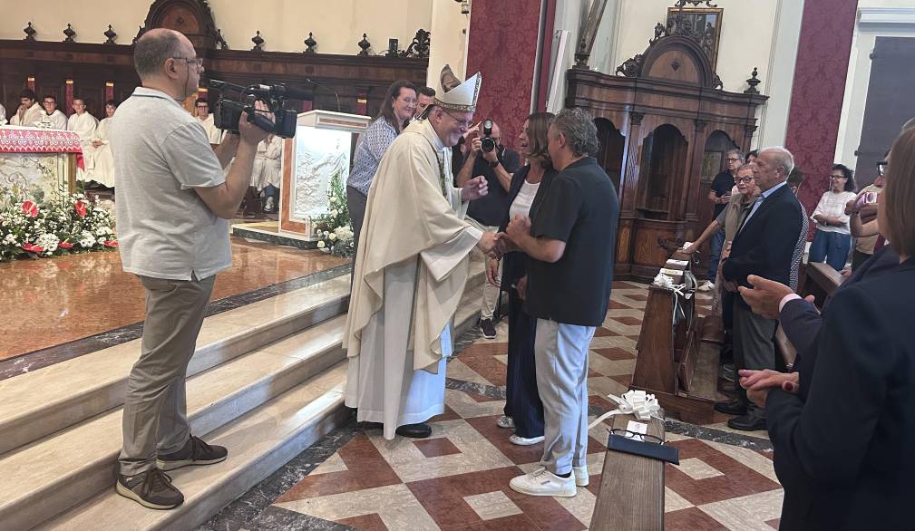Festività del Divin Crocifisso: il vescovo incontra sposi e sordi