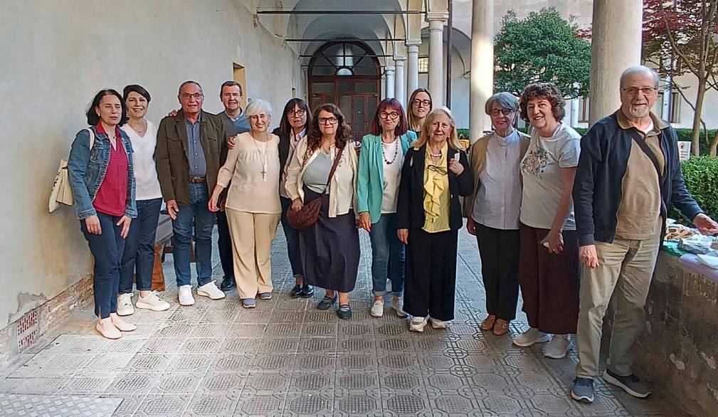 Studenti e studentesse della Scuola di formazione teologica di Treviso, nel chiostro del seminario