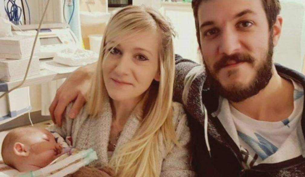 I genitori di Charlie: “morirà sapendo che è stato amato da migliaia di persone”