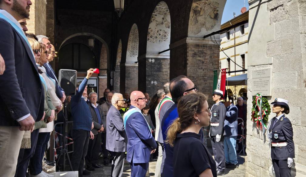 Piazza Indipendenza, deposizione della corona (7 aprile 2026)