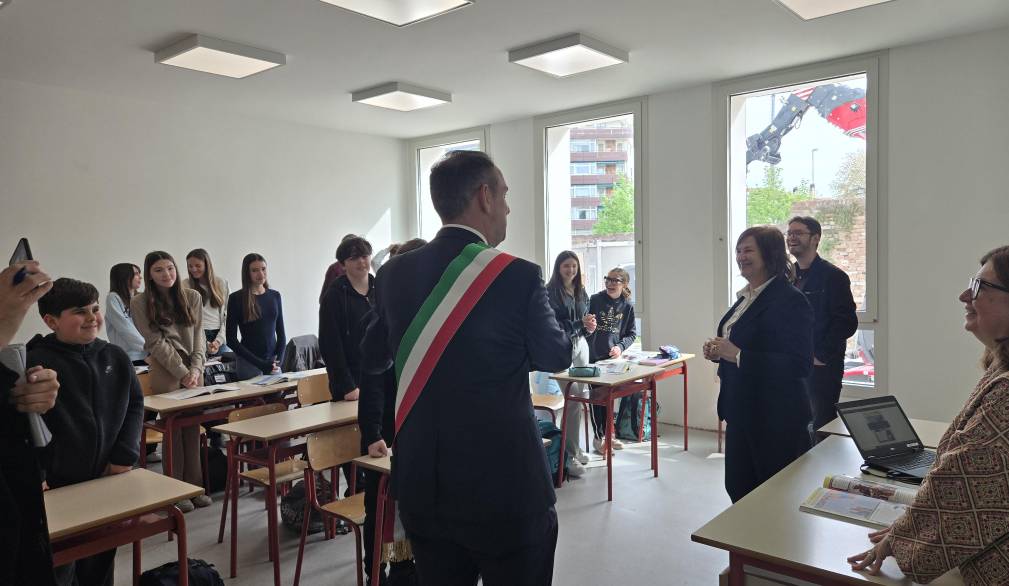 Il sindaco Conte saluta gli studenti e le studentesse in aula