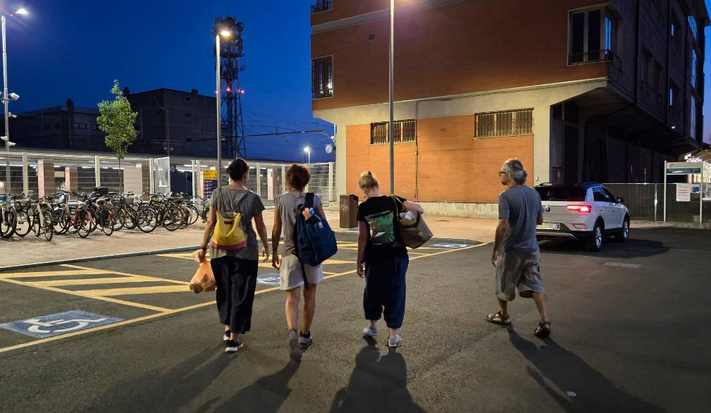 Cronaca di una serata estiva tra i senza dimora con i volontari di Caminantes