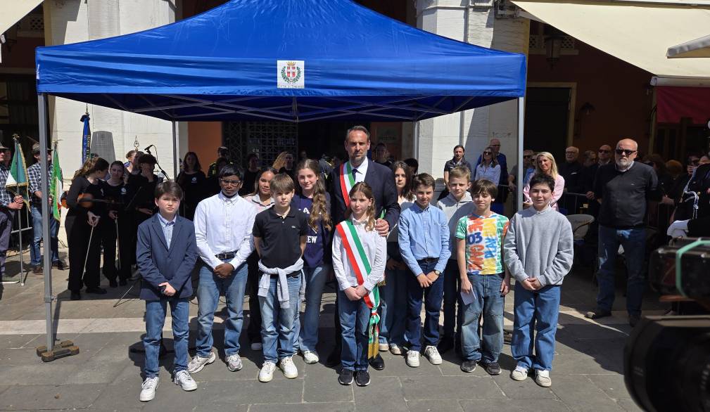 Il sindaco Conte con il Consiglio comunale dei ragazzi