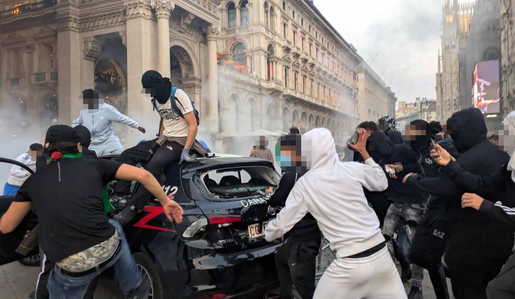 Gli scontri durante la manifestazione 'Italia In Piazza' del 17 ottobre 2026, Milano. ANSA/PAOLO SALMOIRAGO // Clashes during the 'Italia In Piazza' demonstration, Milan, 17 October 2026. ANSA/PAOLO SALMOIRAGO