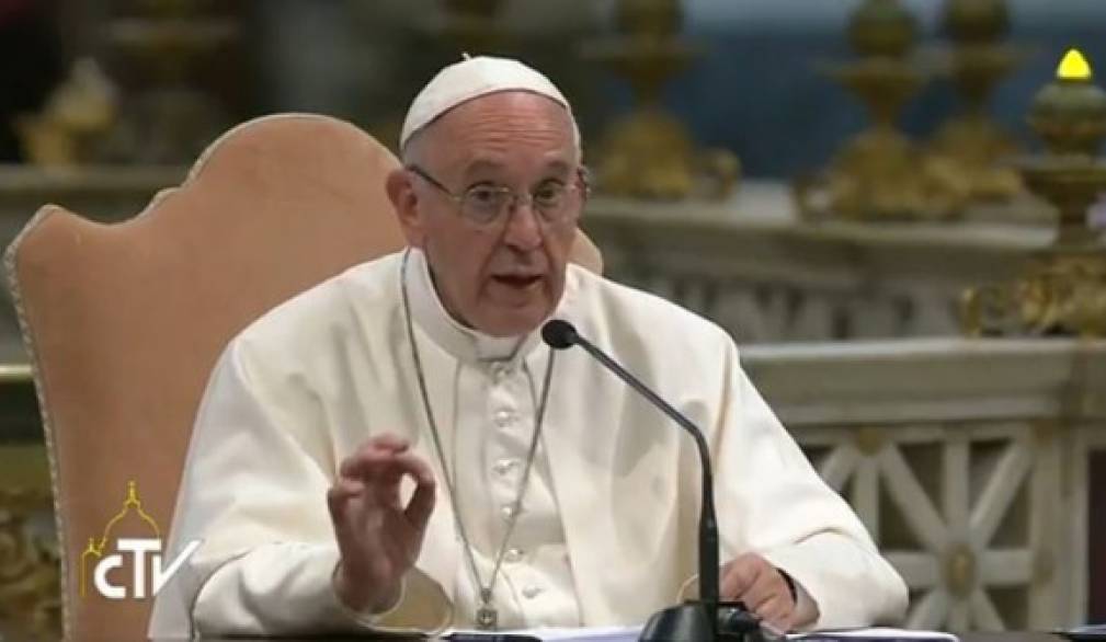 Il Papa ai sacerdoti: il popolo perdona difetti, ma non l'attaccamento al denaro