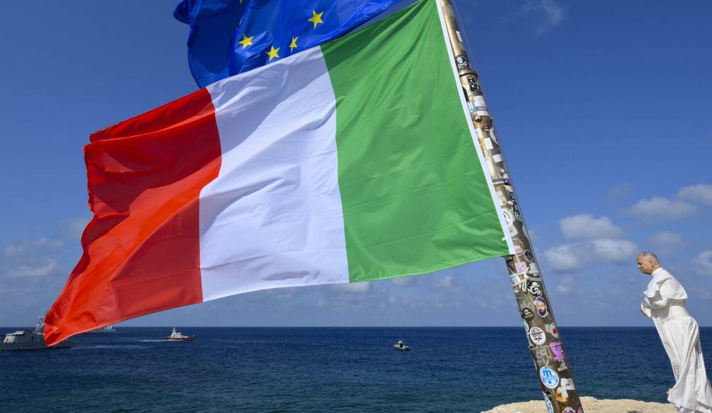 Papa a Lampedusa: “i morti in questo mare sono vittime di decisioni prese e mancate”