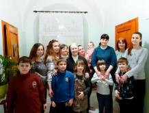 Suor Maria Teresa, al centro, con profughi ucraini accolti nella comunità di Kalisz, in Polonia