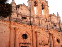 Il monastero di Arkadi fu fondato nel XIII secolo dal monaco Arkadios. All’esterno si presenta come un fortilizio. Questa la facciata della chiesa. (foto G. D. M.)