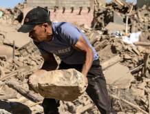 Marocco, 10 settembre 2023, volontario scava a mani nude tra le macerie del terremoto