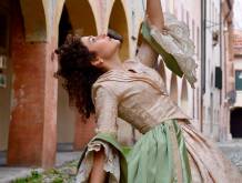 Madame Camelia, un personaggio dell’800, interpretato da Irene Albanese, sbalzata in questo mondo moderno