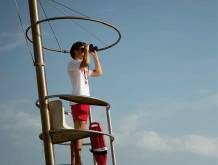 Un giovane bagnino scruta l’orizzonte: è l’immagine scelta per il meeting di Pastorale giovanile