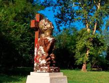 La statua in memoria del piccolo Mario Rorato, nel parco Fluviale di San Donà, necessita di restauro