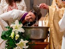 In Francia Cristo “bussa”: nella notte di Pasqua oltre 20 mila battesimi di adulti e adolescenti