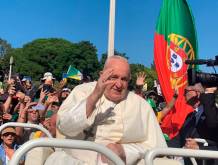 Papa Francesco mentre saluta i giovani dalla papamobile. Tra loro, anche un gruppo di trevigiani