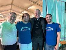 Uno scatto dell’anno scorso dei due giovani con don Federico e il vescovo Michele
