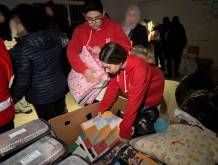 Volontari di Caritas Libano allestiscono rifugi per persone in fuga dai bombardamenti