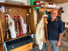 Graziano Bernardi con le sue amate cornamuse, costruite, accordate, restaurate