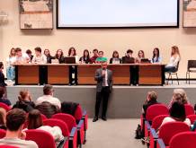 Gli studenti in auditorium con il primario di Medicina riabilitativa, dottor Andrea Beltramin