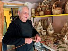 Nello Zorzetto, nel suo laboratorio a Negrisia, circondato dai cesti in vimini che crea con le sue mani