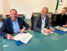 La firma della convenzione tra il direttore dell’Ulss 2 Francesco Benazzi e il presidente Ater Treviso Mauro Dal Zilio. Alla presenza della vicepresidente Ater, Marina Bonotto