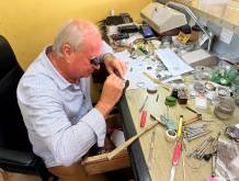 Giampaolo Borato con i ferri del mestiere, nel suo negozio a Castelfranco veneto