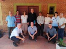 Il vescovo Tomasi in Paraguay, nel 2023, con i fidei donum che in quel momento vivevano nel Paese