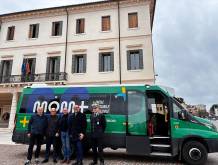 Presentazione ufficiale del nuovo servizio di autobus a chiamata, frutto di un accordo tra Comune e Mom
