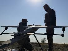 Zaporizhzhia, 29 agosto 2026: militari ucraini preparano droni d’attacco Hornet verso posizioni russe