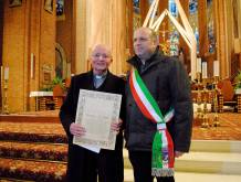 Don Cleto con il sindaco di Montebelluna, Marzio Favero, in occasione del conferimento della cittadinanza onoraria (2017)