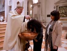 A Pasqua dodici battesimi in cattedrale: le storie dei nuovi “figli della luce”
