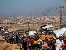 Nuseirat, 14 settembre 2025: palestinesi sfollati si spostano con i loro beni durante i raid israeliani su Gaza City - Foto AFP/SIR