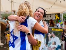 La gioia tra gli israeliani per l’accordo e il rilascio degli ostaggi