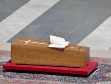 L’ultimo viaggio di Francesco, 250 mila in piazza. Con lui una Chiesa “con le porte sempre aperte”